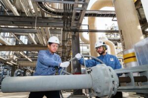 Arbeiter in einer Rafinerie von Saudi Aramco. Die Golfstaaten müssen ihre Wirtschaft breiter aufstellen, als nur auf Erdöl und-gas zu setzen. (© imago images/Xinhua)