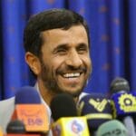 Die Behauptung, dass der Iran 2001 kein nennenswertes Atomprogramm unterhalten habe, und dass Mahmud Ahmadinedschad (hier auf einer Pressekonferenz 2006) um eine Verständigung mit den USA bemüht gewesen wäre, dürften dem Ex-Präsidenten ein Lächeln ins Gesicht zaubern. (© imago images/ZUMA Wire)