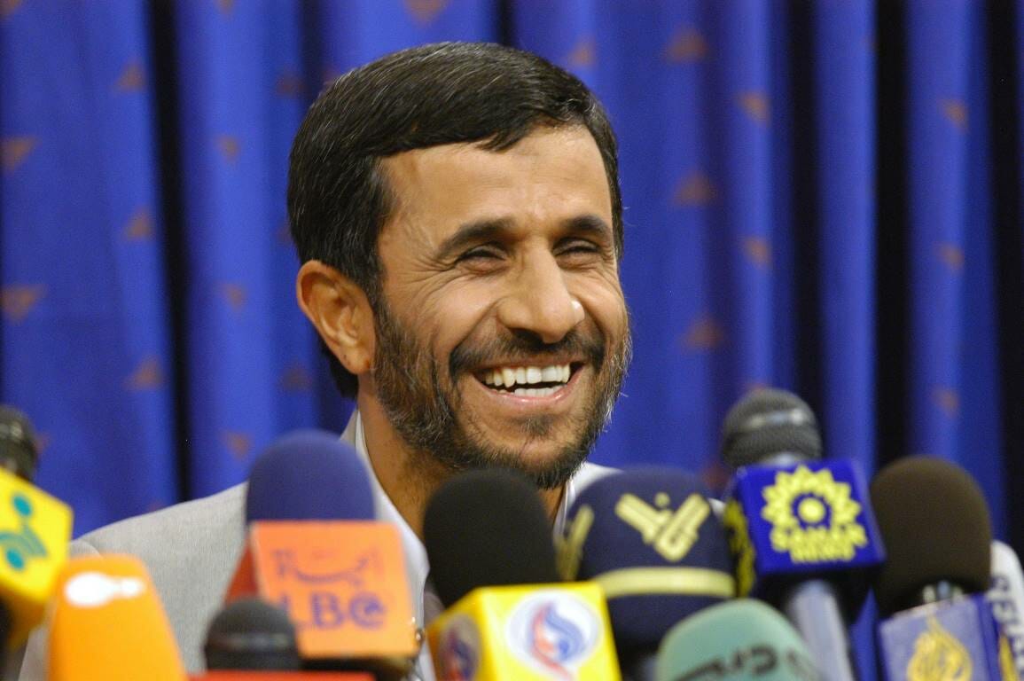 Die Behauptung, dass der Iran 2001 kein nennenswertes Atomprogramm unterhalten habe, und dass Mahmud Ahmadinedschad (hier auf einer Pressekonferenz 2006) um eine Verständigung mit den USA bemüht gewesen wäre, dürften dem Ex-Präsidenten ein Lächeln ins Gesicht zaubern. (© imago images/ZUMA Wire)