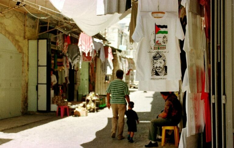In palästinensischen Schulbüchern wird die Ideologie der PLO der 1960er Jahre vermittelt. (© imago images/sepp siegl)