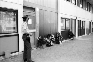 Palästinensischer Terror in München 1972: Blumen vor der Eingangstür des Hauses im Olympischen Dorf, in dem die Israelis als Geiseln genommen wurden. (© imago images/Ferdi Hartung)