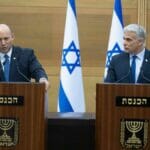 Naftali Bennett und Yair Lapid geben die Auflösung der Regierung bekannt