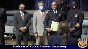 Der Polizeibeamte Ismail Quran aus Cleveland erhält die Ehrung »Polizist des Jahres«