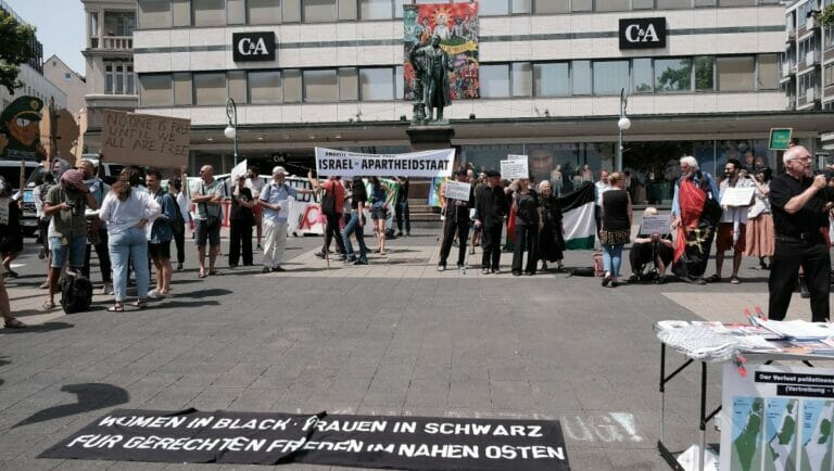 Antisemitische Demonstration während der Eröffnung der documenta 15