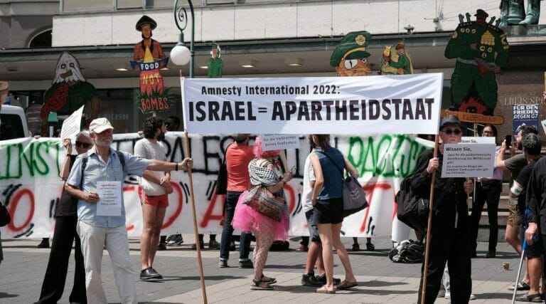 Auch Künstler der documenta nahmen an der antisemitischen Demonstration zu deren Eröffnung teil