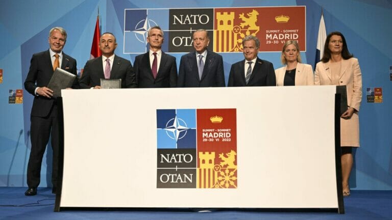 Erdogan neben NATO-Generalsekretär Jens Stoltenberg