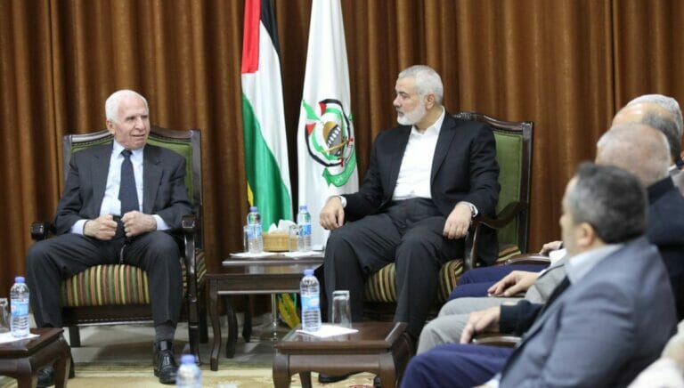 Fatah-Zentralkomitee-Mitglied Azzam Al-Ahmad mit Hamas-Führer Isamil Haniyeh