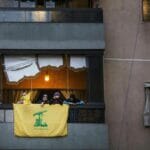 Hisbollah-Flagge an Wohnhaus im Süden von Beirut
