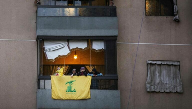 Hisbollah-Flagge an Wohnhaus im Süden von Beirut