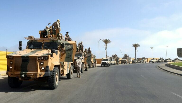 Libysche Milizen auf den Straßen der Hauptstadt Tripolis