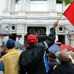 Demonstranten in Tunesien protestieren gegen den immer autoritäreren Kurs von Präsident Saied