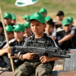 In den von der UNRWA finanzierten Sommercamps werden Kinder an der Waffe ausgebildet