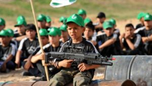 In den von der UNRWA finanzierten Sommercamps werden Kinder an der Waffe ausgebildet