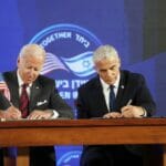 US-Präsident Joe Biden und Israels Premier Yair Lapid bei der Unterzeichnung der »Gemeinsamen Erklärung der strategischen Partnerschaft zwischen den USA und Israel« (© imago images/UPI Photo)