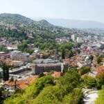 Blick auf Sarajevo, die Hauptstadt von Bosnien und Herzegowina, das jetzt die IHRA-Antisemitismusdefinition übernehmen wird. (© imago images/Loop Images)