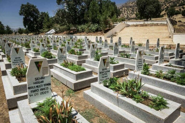 PKK-Friedhof im Nordirak. Die Türkei wirft dem Irak vor, nicht gegen die PKK vorzugehen. (© imago images/ZUMA Wire)
