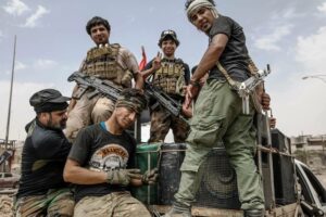 Mitglieder der Volksmobilisierungseinheiten in Mossul im Jahr 2017. Die zahlreichen Milizen plagen den Irak. (© imago images/ZUMA Press)