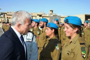 Israel Premier Yair Lapid besucht einen Offizierslehrgang der IDF. Der Bericht des saudischen Magazins präsentiert die Armee als Beispiel für religiöse und kulturelle Vielfalt Israels. (© imago images/ZUMA Wire)