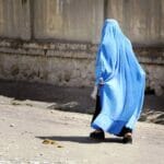 Im Afghanistan unter Taliban-Herrschaft ist seit Mai das Tragen der Burka für Frauen wieder Pflicht. (© imago images/photothek)
