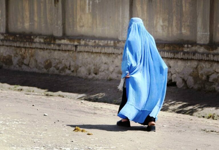 Im Afghanistan unter Taliban-Herrschaft ist seit Mai das Tragen der Burka für Frauen wieder Pflicht. (© imago images/photothek)