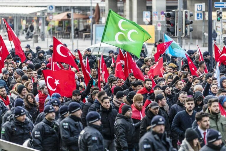 Demonstrantion türkischer Nationalisten in Dortmund, unter anderem mit der Fahne der Grauen Wölfe. (© imago images/Jochen Tack)