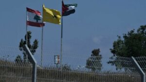 Flagge der Hisbollah an der israelisch-libanesischen Grenze