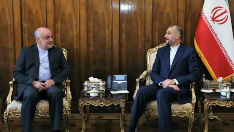 Irans Außenminister (re.) mit dem neuen Botschafter der Islamischen Republik im Libanon