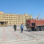 Feuerwehrmänner vor dem gestürmten Parlamentsgebäude in Tobruk