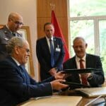 Israels Verteidigungsminister Benny Gantz und sein marokkanischer Amtskolleg Abdellatif Loudiyi unterzeichnen Absichtserklärung