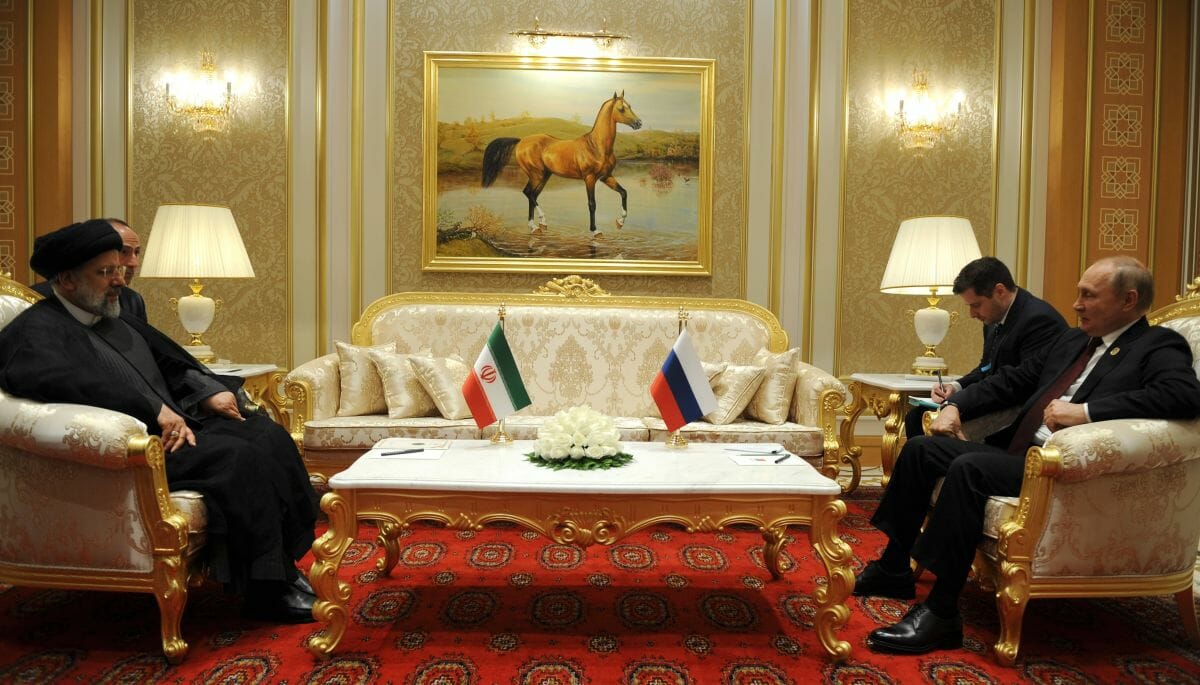 Der iranische Präsident Ebrahim Raisi mit Wladimir Putin