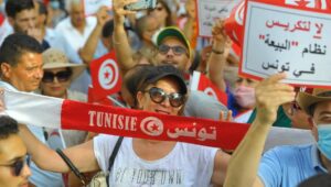 Protest gegen den Verfassungsentwurf des tunesischen Präsidenten Saied