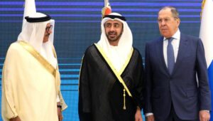 Der VAE-Außenminister Abdullah bin Zayed bin Sultan Al Nahya (mi.) und sein russischer Amtskollege Sergei Lawrow