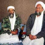 Ein Bild aus vergangenen Zeiten: Al-Qaida-Chef Osama bin Laden mit seinem damaligen Stellvertreter, Aiman az-Zawahiri. (© imago images/AGB Photo)
