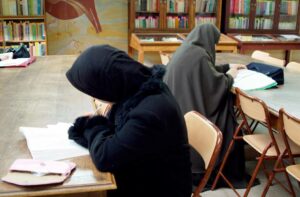 Frauen in der Universitätsbibliothek im algerischen Oran. (© imago images/JOKER)