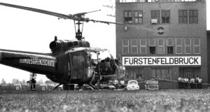 Trümmer des Hubschreibers, den die Geiselnehmer 1972 mitsamt den darin befindlichen israelischen Geiseln in die Luft jagten. (© imago images/Heinz Gebhardt)