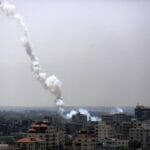 Darüber sollen Journalisten in Gaza laut der Hamas nicht berichten: von Terroristen abgefeuerte Raketen. (© imago images/ZUMA Wire)