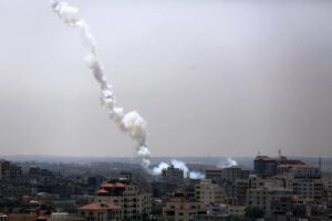 Darüber sollen Journalisten in Gaza laut der Hamas nicht berichten: von Terroristen abgefeuerte Raketen. (© imago images/ZUMA Wire)