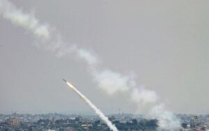 Eine von Hunderten Raketen und Geschoßen, die vom Gazastreifen Richtung Israel gefeuert wurden. (© imago images/ZUMA Wire)