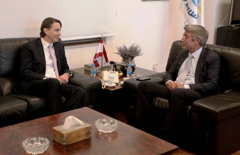 US-Vermittler Amos Hochstein mit dem interimistischen Energieminister des Libanon, Walid Fayyad. (© imago images/Xinhua)