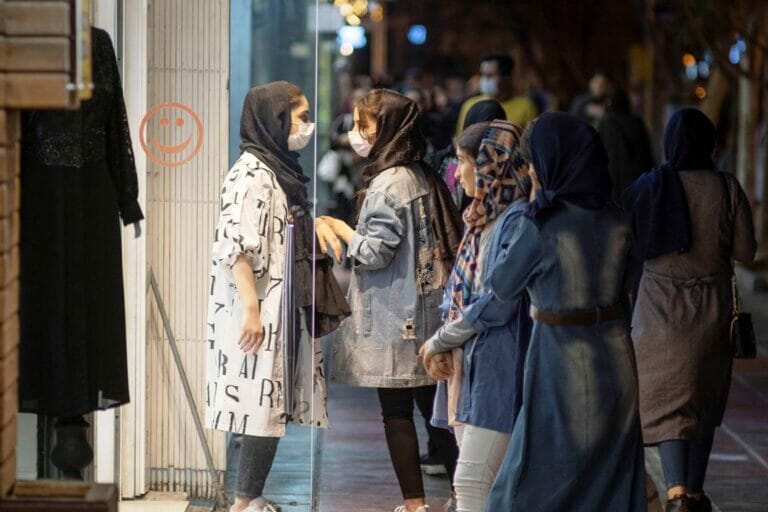 Im Iran müssen Frauen ab dem Alter von neun Jahren einen Hidschab tragen. (© imago images/NurPhoto)