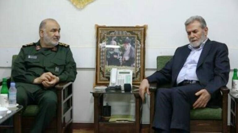 Hossein Salami, Chef der iranischen Revolutiosgarden, mit dem nicht gerade begeistert wirkenden Führer des Palästinensischen Islamischen Dschihad, Ziyad al-Nakhalah, am Samstag in Teheran. (© imago images/ZUMA Wire)