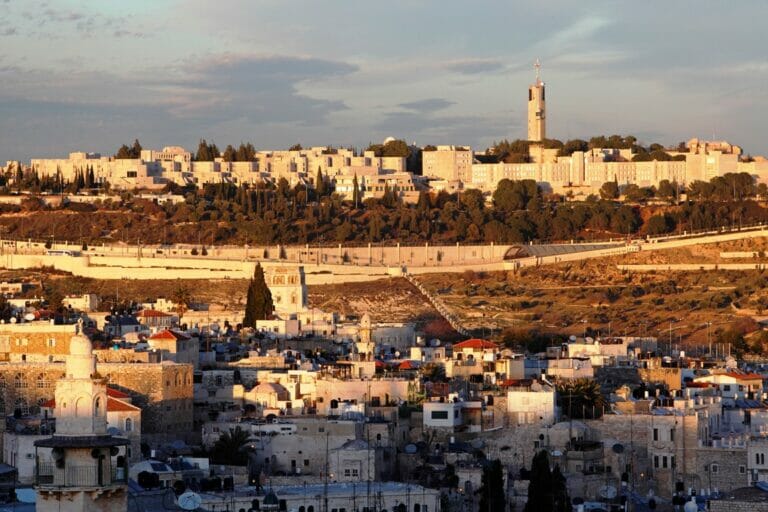 Für ihren Anschlag auf die Hebrew University in Jerusalem werden acht Palästinenser mit regelmäßigen Zahlungen belohnt. (© imago images/agefotostock)