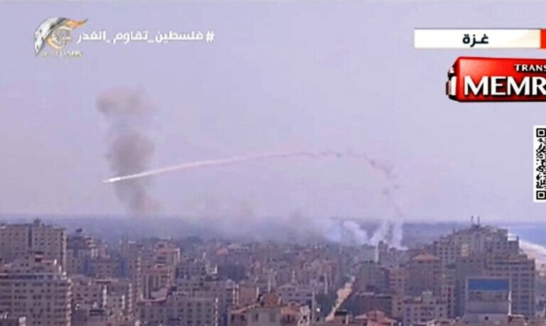 Eine palästinensische Rakete, kurz bevor sie in Gaza einschlägt. (Quelle: Screenshot/MEMRI TV)