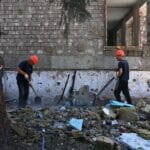 Bauarbeiter in den Ruinen eines von Russland zerstörten Kinderkrankenhauses in Mariupol. (© imago images/SNA)