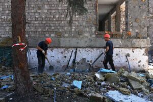 Bauarbeiter in den Ruinen eines von Russland zerstörten Kinderkrankenhauses in Mariupol. (© imago images/SNA)