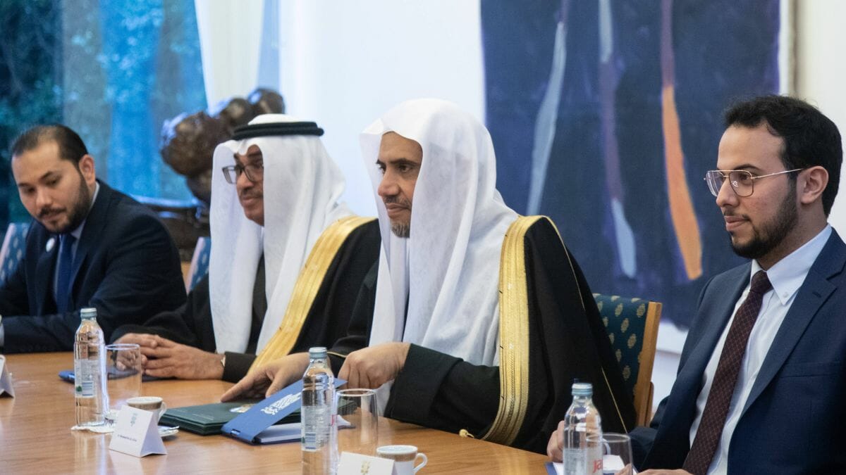 Der Generalsekretär der Muslimischen Weltliga, Mohammed bin Abdul Karim al-Issa (2. v. li.)