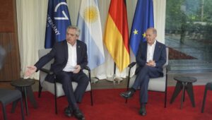 Argentiniens Präsident Fernández beim bilateralen Gespräch mitDeutschlands Kanzler Scholz im Rahmen des G7-Gipfels in Elmau