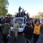 Nach der Ankündigung von al-Sadrs Rückzug aus der Politik kam es in Bagdad zu Protesten seiner Anhänger