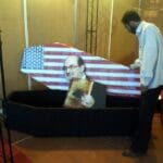 Salman Rushdie in einem amerikanischen Sarg: Exponat der 16. Internationalen Koranausstellung in der Imam Khomeini Moschee in Teheran