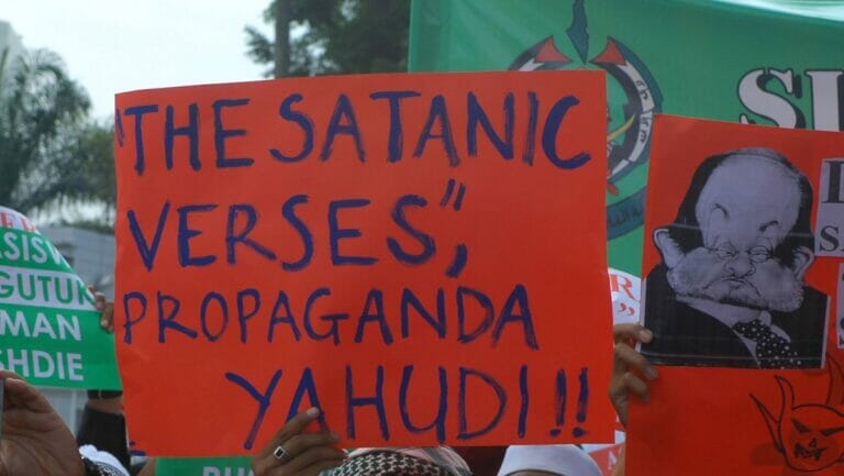 »›Die Satanischen Verse‹ sind jüdische Propaganda«: Demonstration für die Ermordung Salman Rushdies